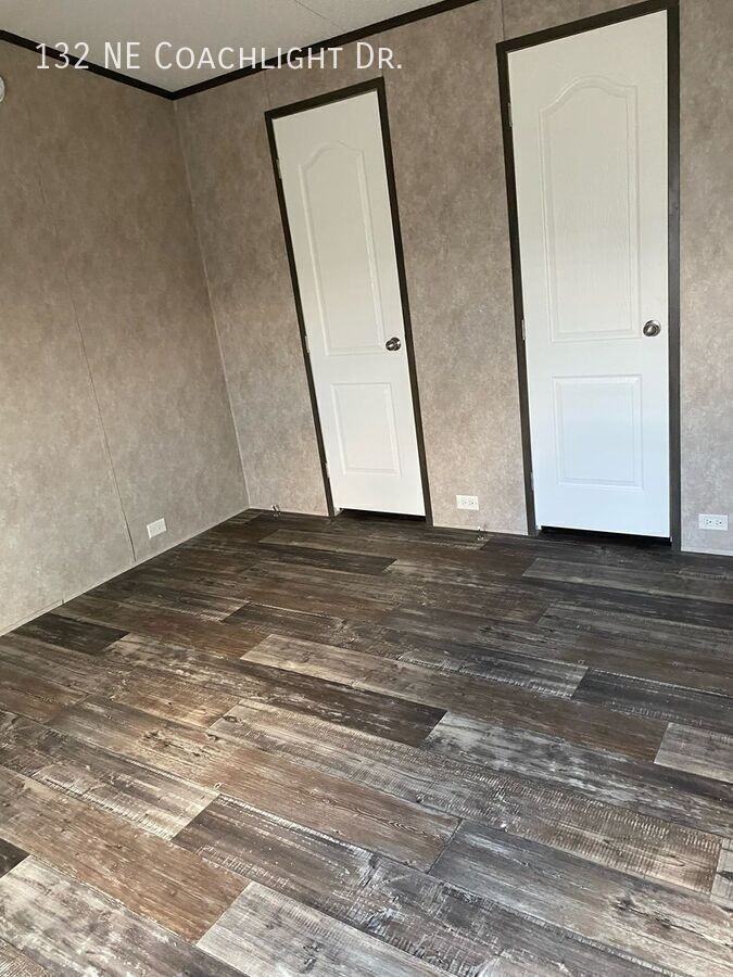 132 Ne Coachlight Dr - Photo 3 of 3