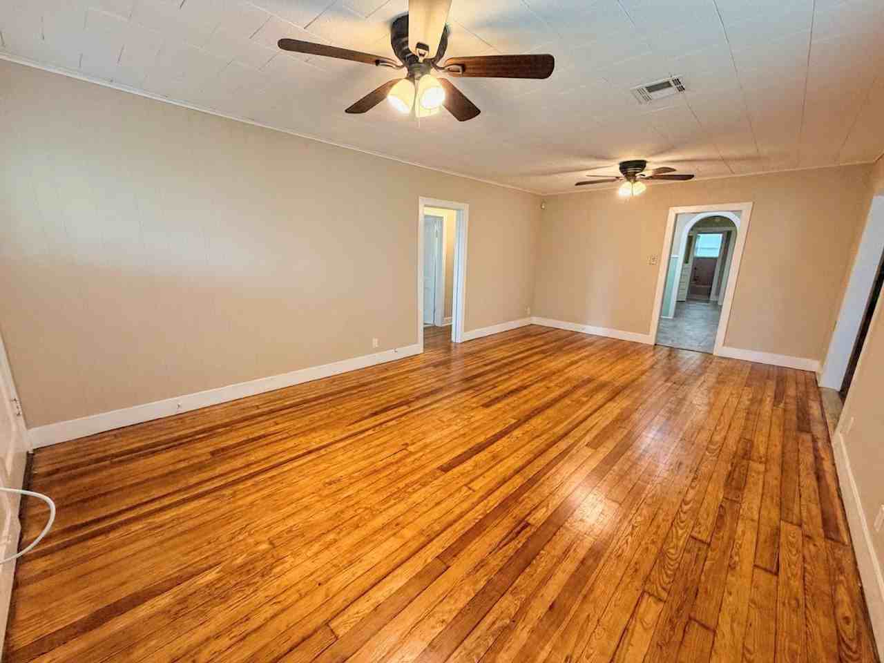 907 Mill St - Photo 4 of 24