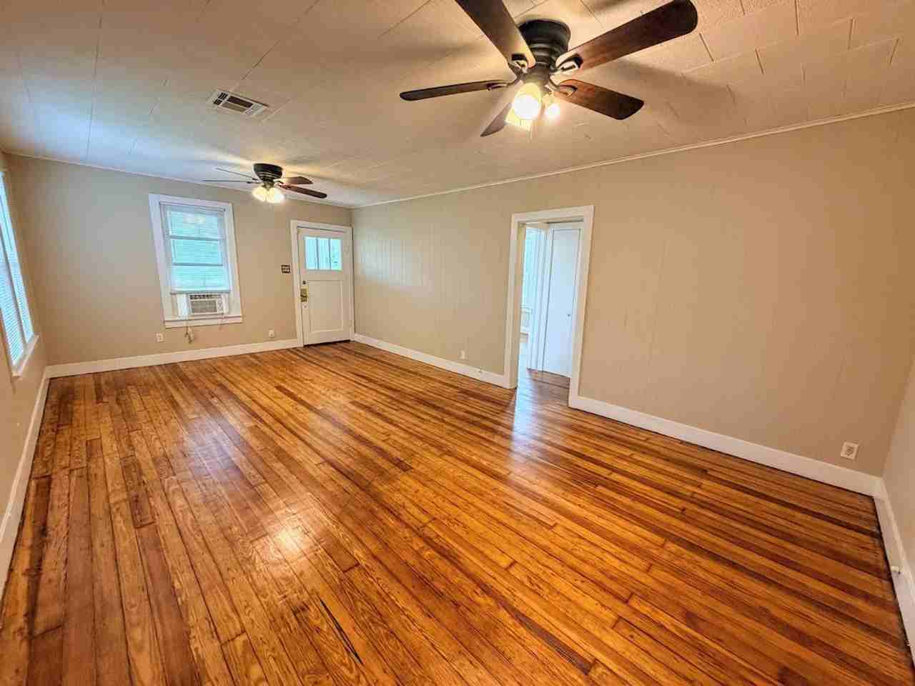 907 Mill St - Photo 5 of 24