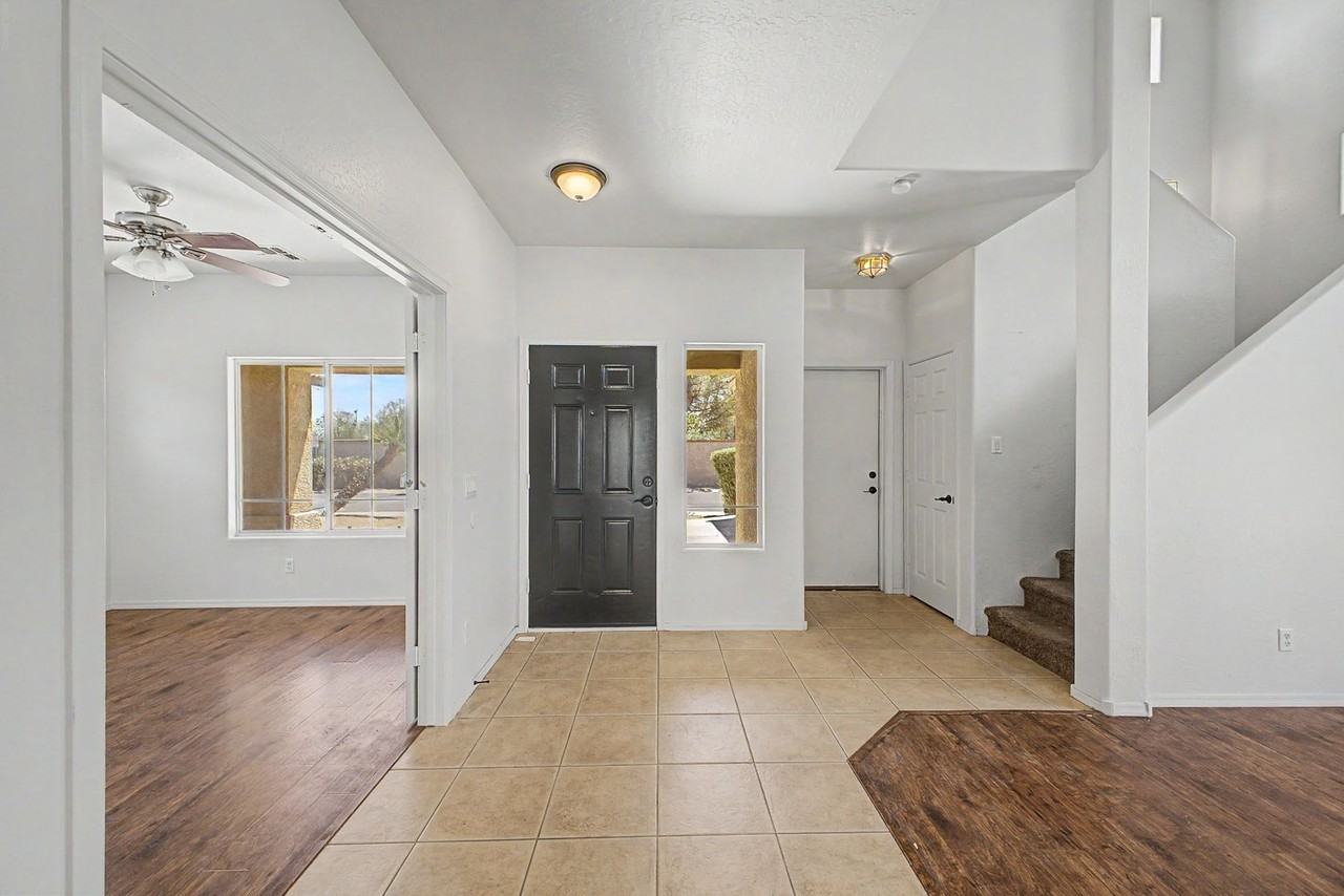 542 E Bartlett Way - Photo 2 of 26