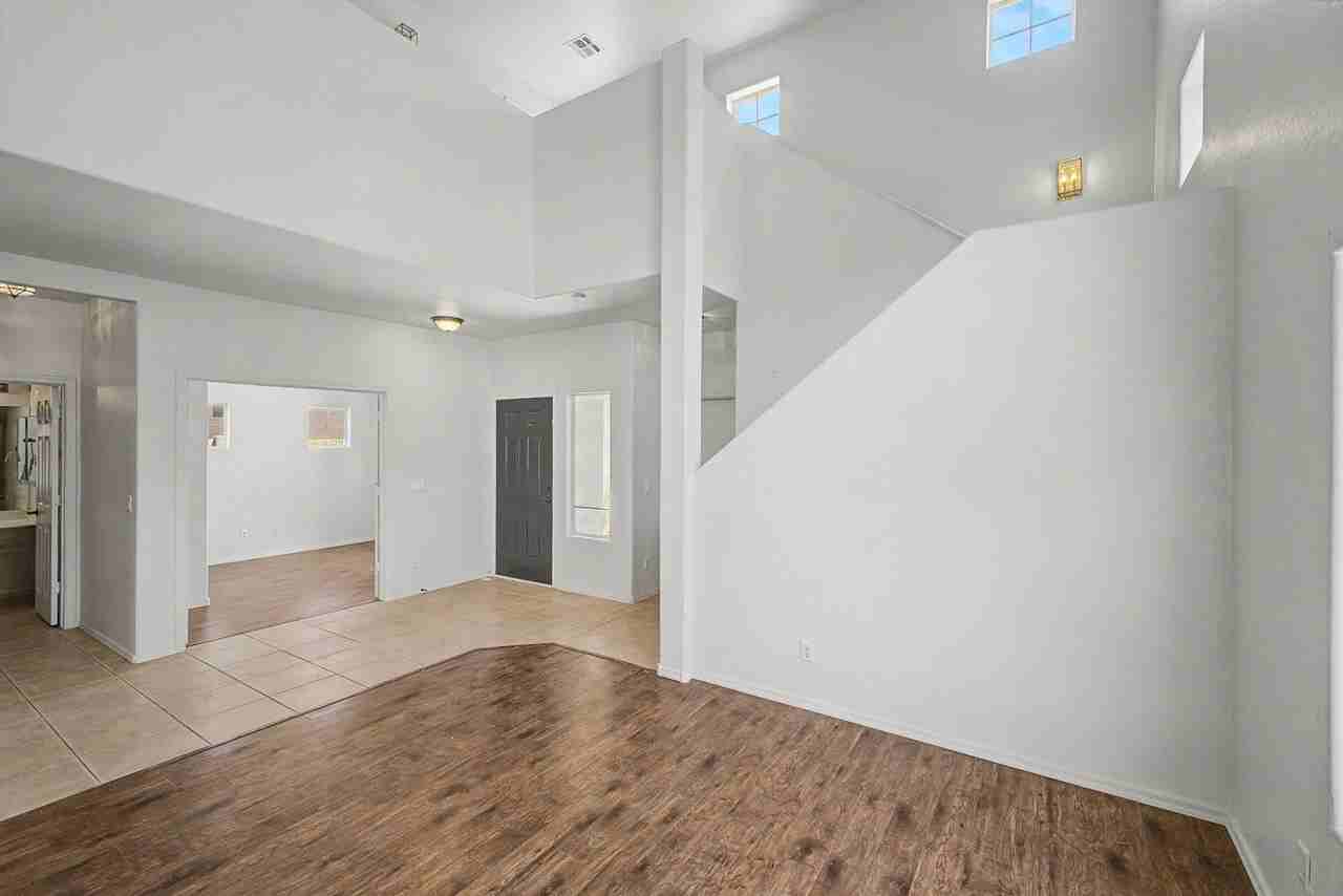 542 E Bartlett Way - Photo 3 of 26