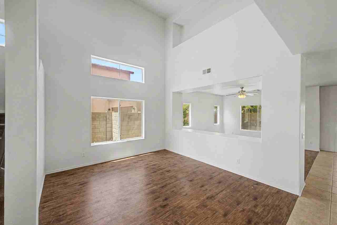542 E Bartlett Way - Photo 4 of 26