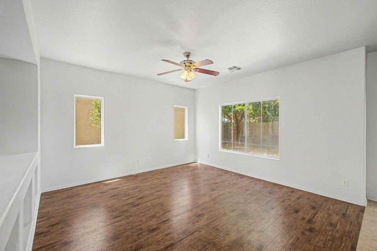 542 E Bartlett Way - Photo 5 of 26