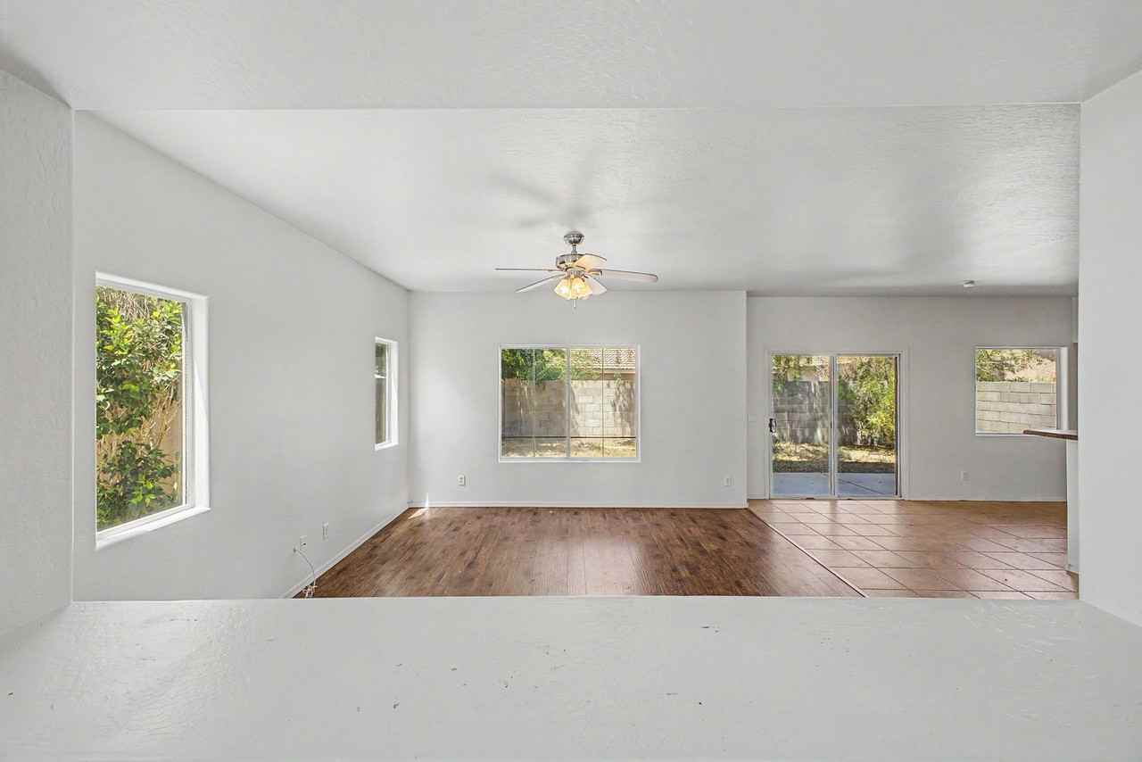542 E Bartlett Way - Photo 7 of 26
