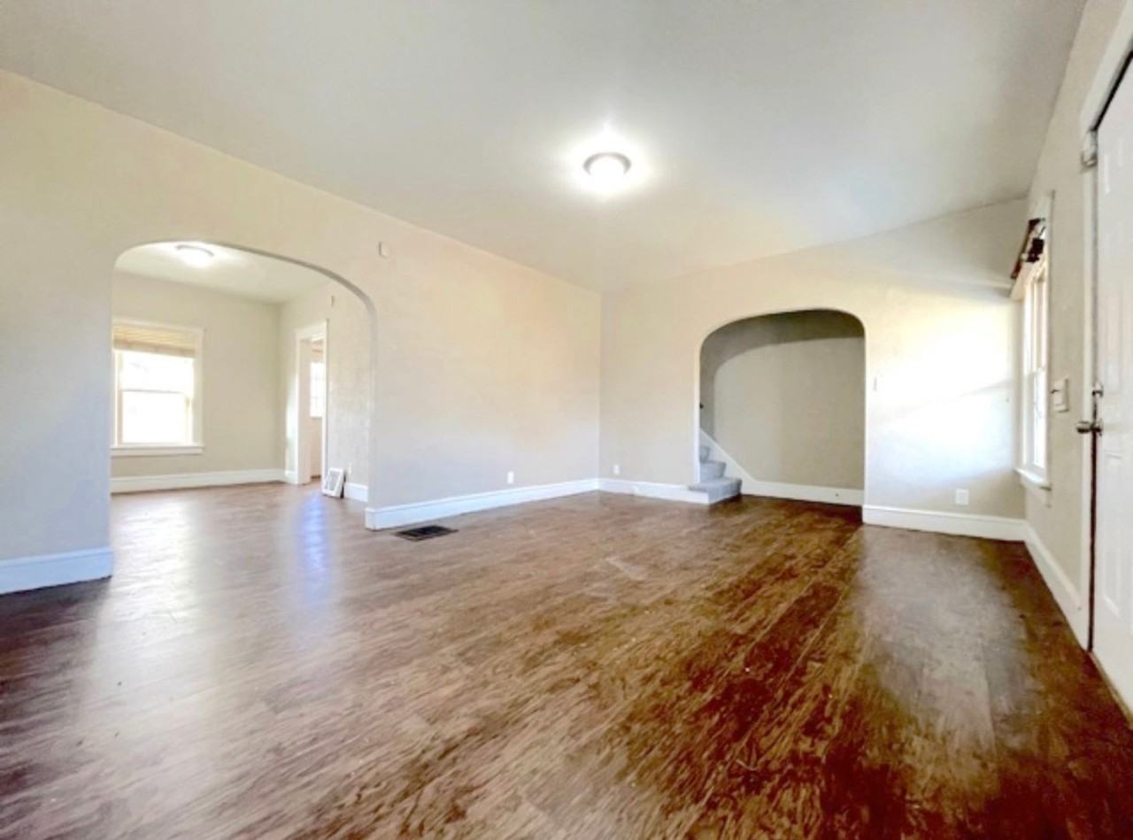 532 Carlton St - Photo 2 of 10