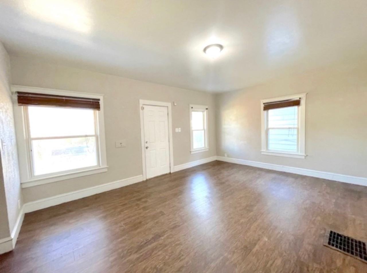 532 Carlton St - Photo 3 of 10