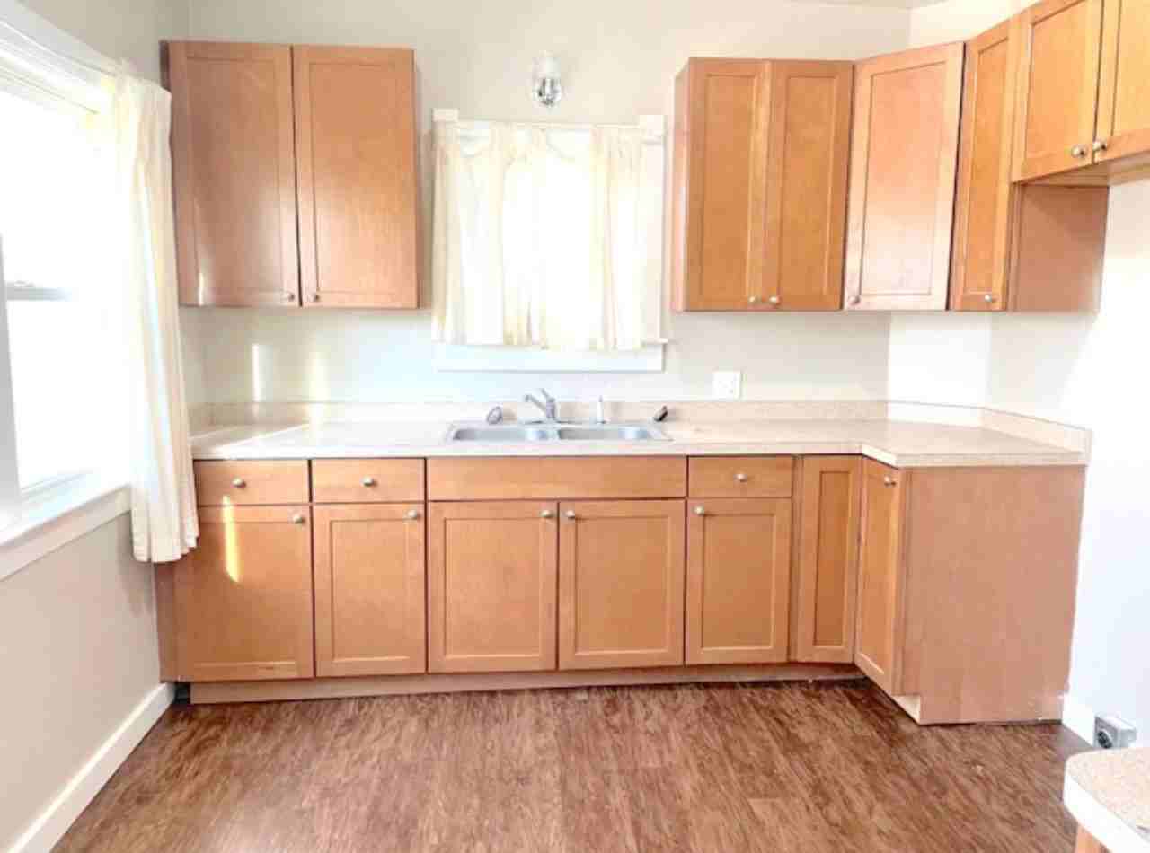 532 Carlton St - Photo 4 of 10