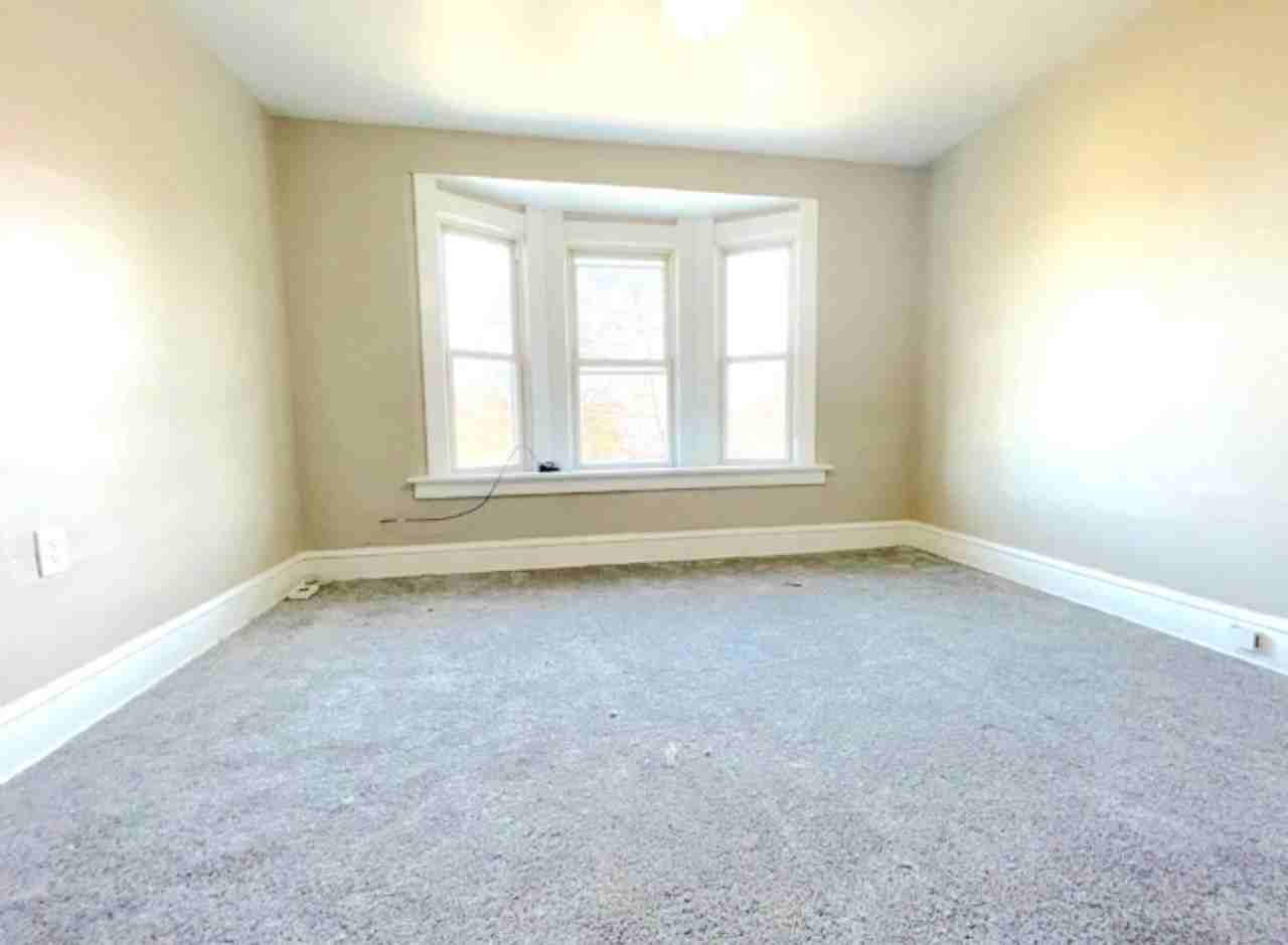 532 Carlton St - Photo 6 of 10