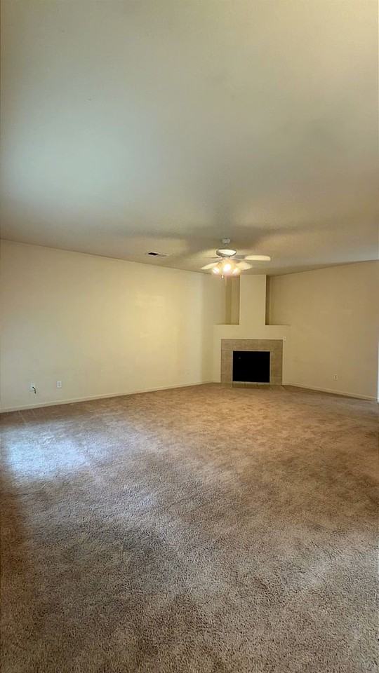 689 Gateway Cir - Photo 3 of 9