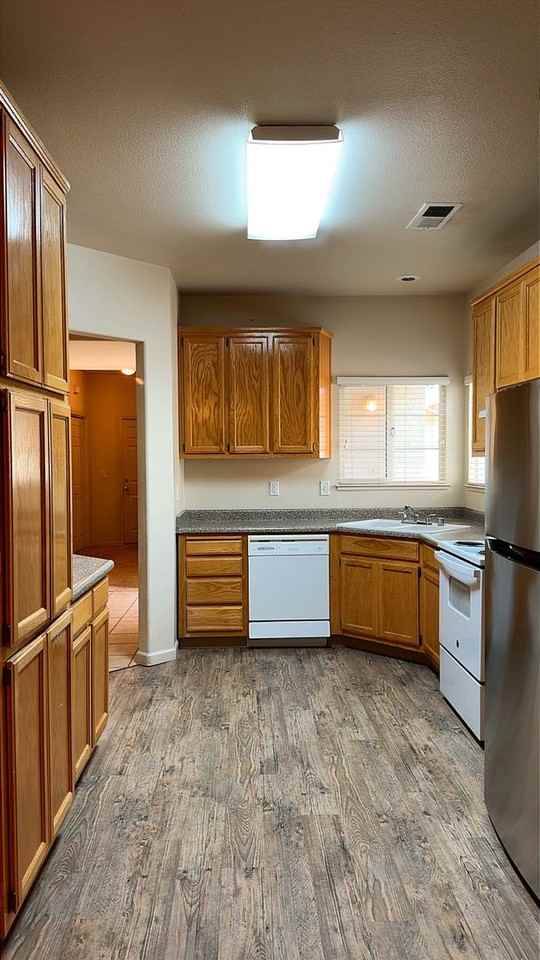 689 Gateway Cir - Photo 5 of 9