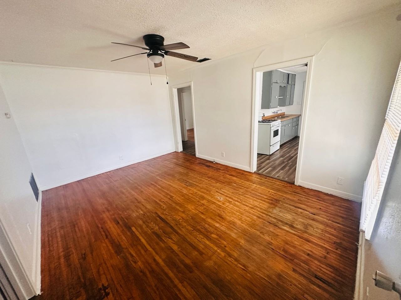 204 Carter St - Photo 3 of 9