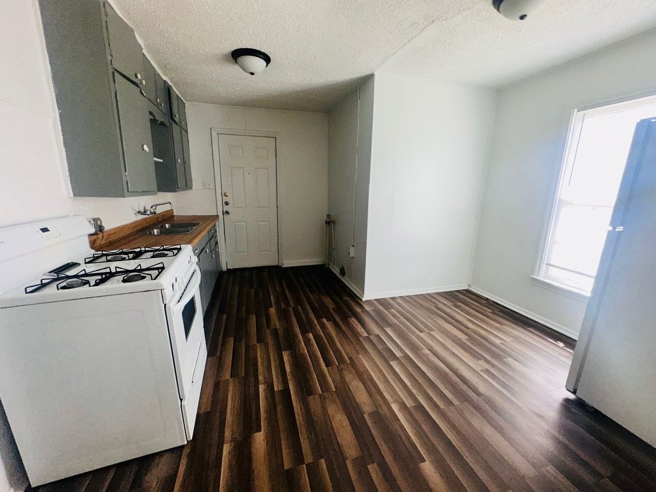 204 Carter St - Photo 7 of 9