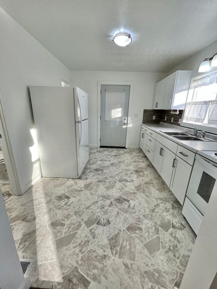 616 S Duluth Ave #1 - Photo 7 of 21
