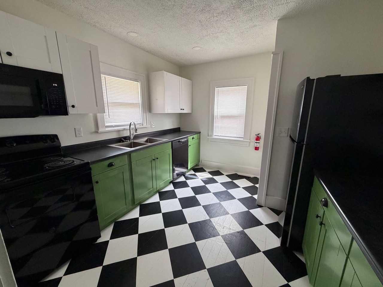 1112 Vine St - Photo 4 of 11