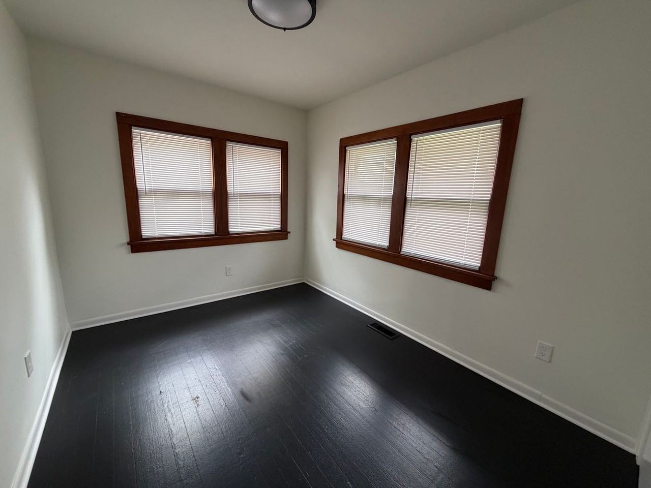 1112 Vine St - Photo 5 of 11