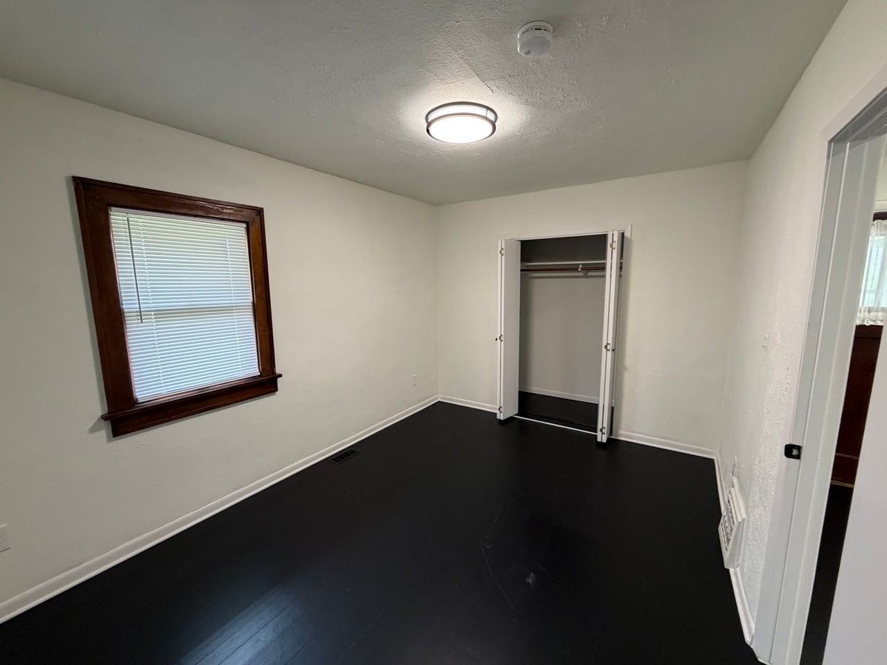 1112 Vine St - Photo 7 of 11
