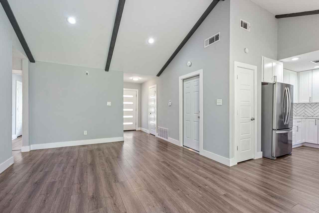 6208 Parliament Dr - Photo 4 of 18
