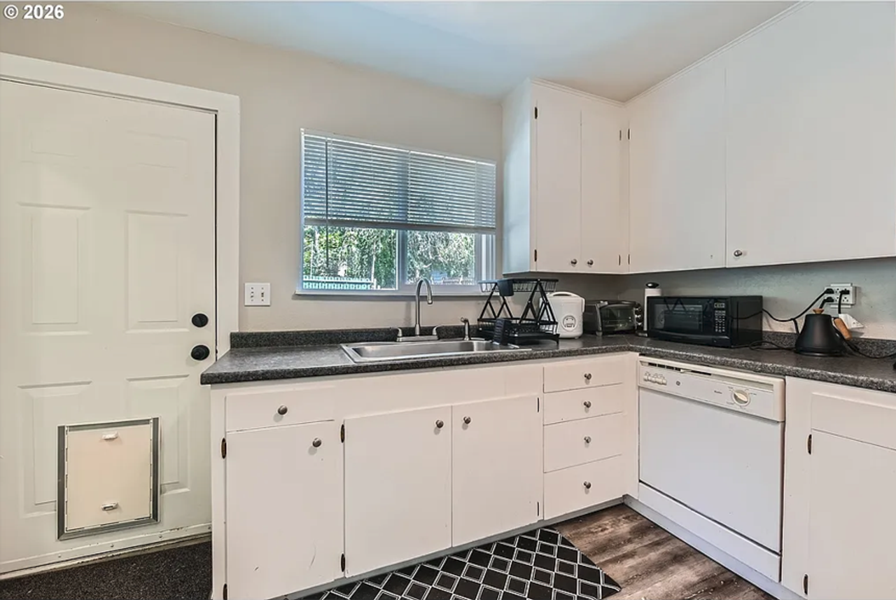 1643 Ne 74th Ave - Photo 4 of 35
