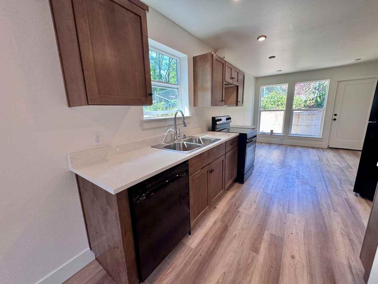 BRAND NEW, BEAUTIFUL TOWNHOMES! 2 & 3 BEDRM UNITS AVAILABLE - Photo 7 of 50