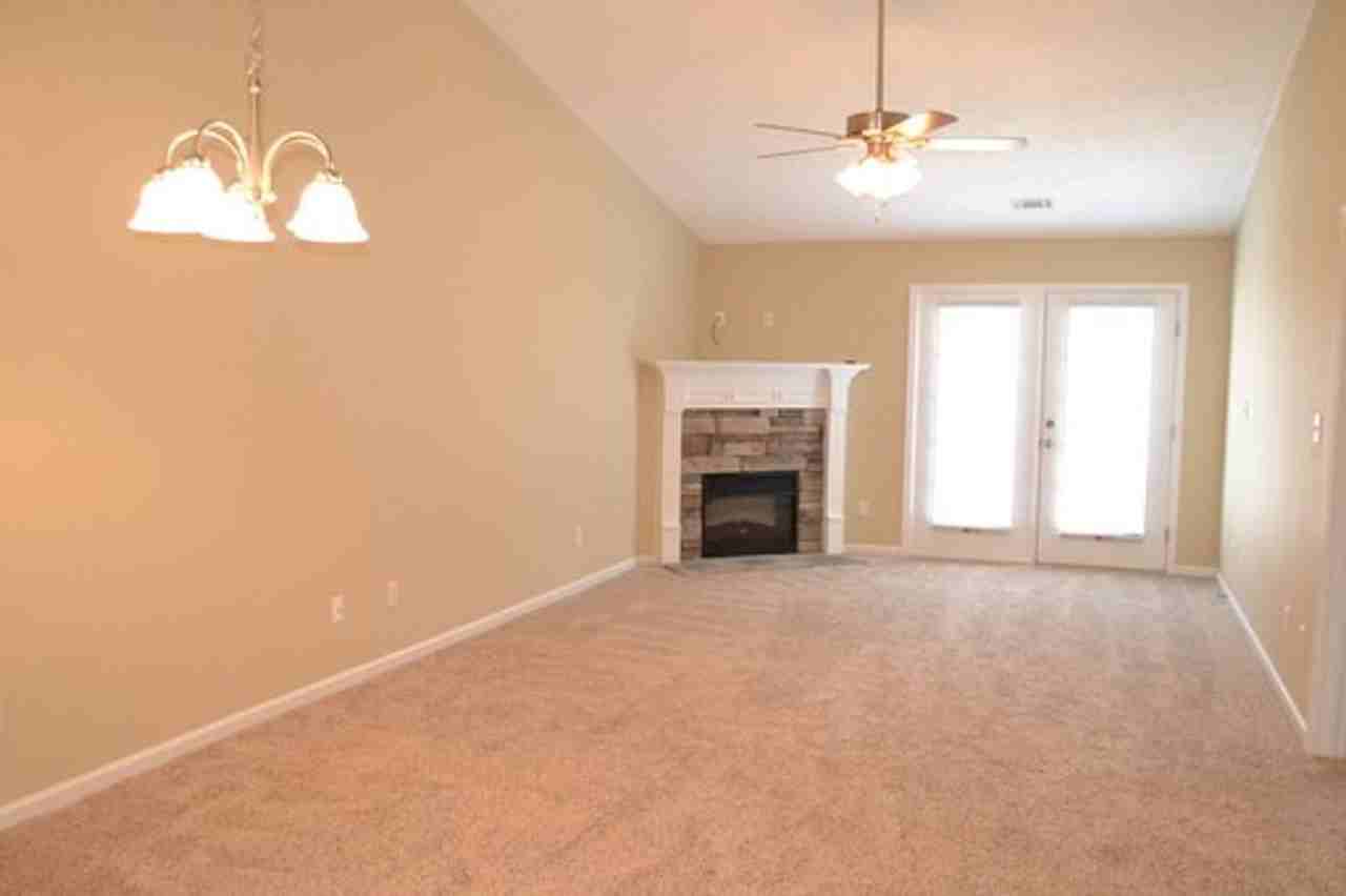 2626 York Dr - Photo 4 of 11