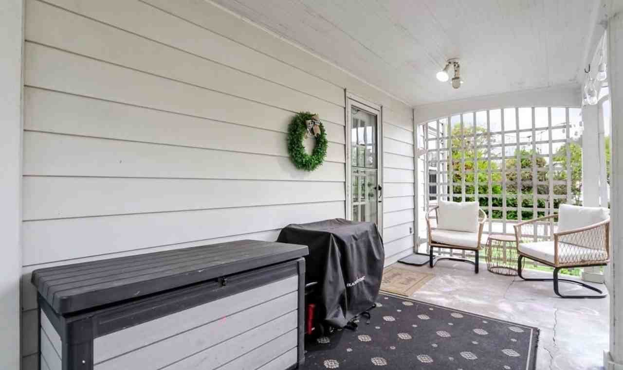 477 Robinson St - Photo 2 of 11