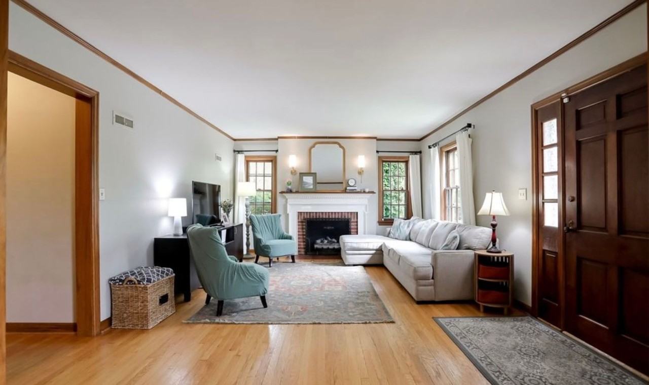 477 Robinson St - Photo 3 of 11