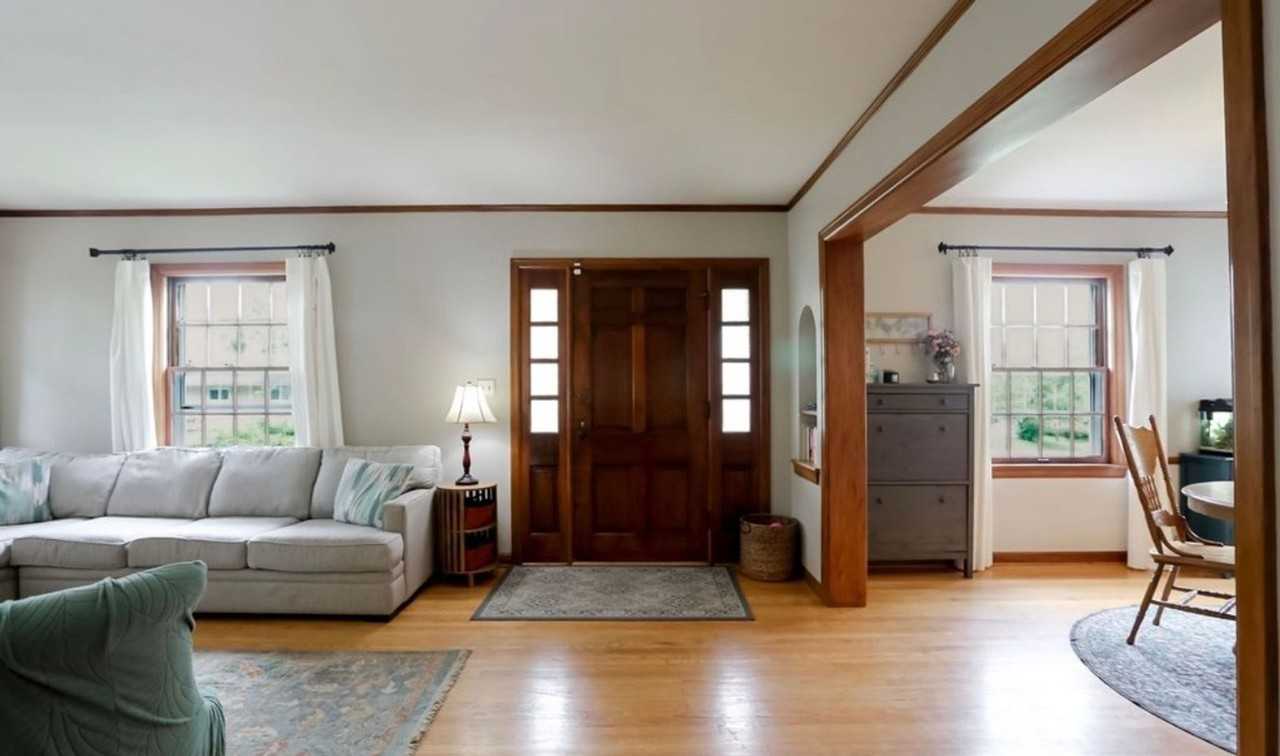 477 Robinson St - Photo 4 of 11