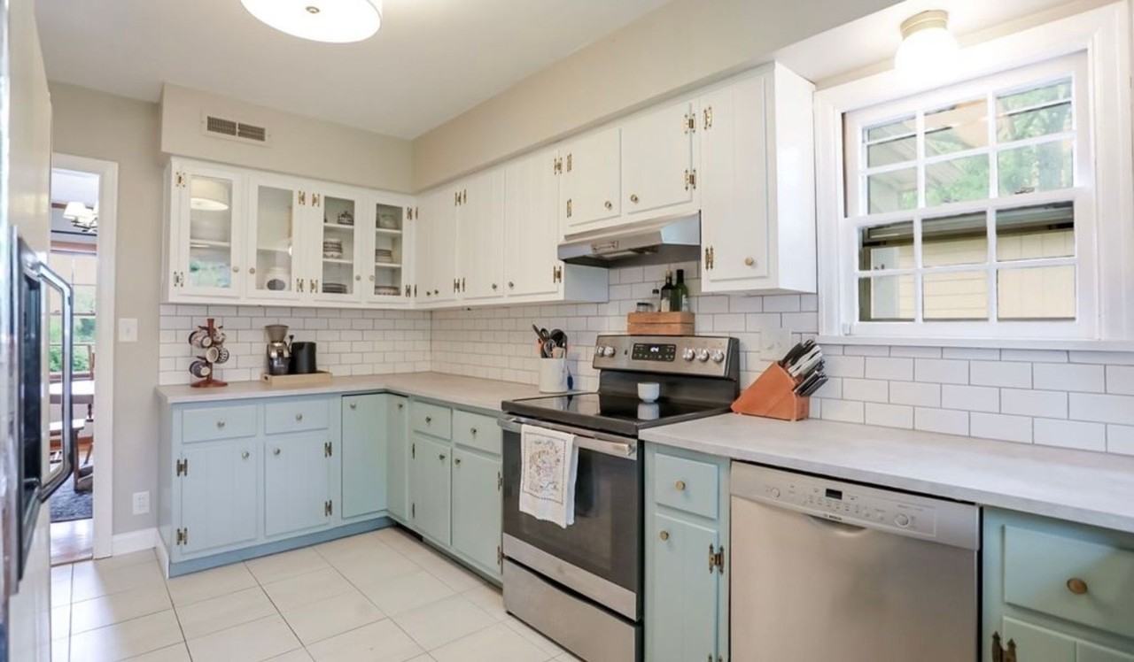 477 Robinson St - Photo 6 of 11