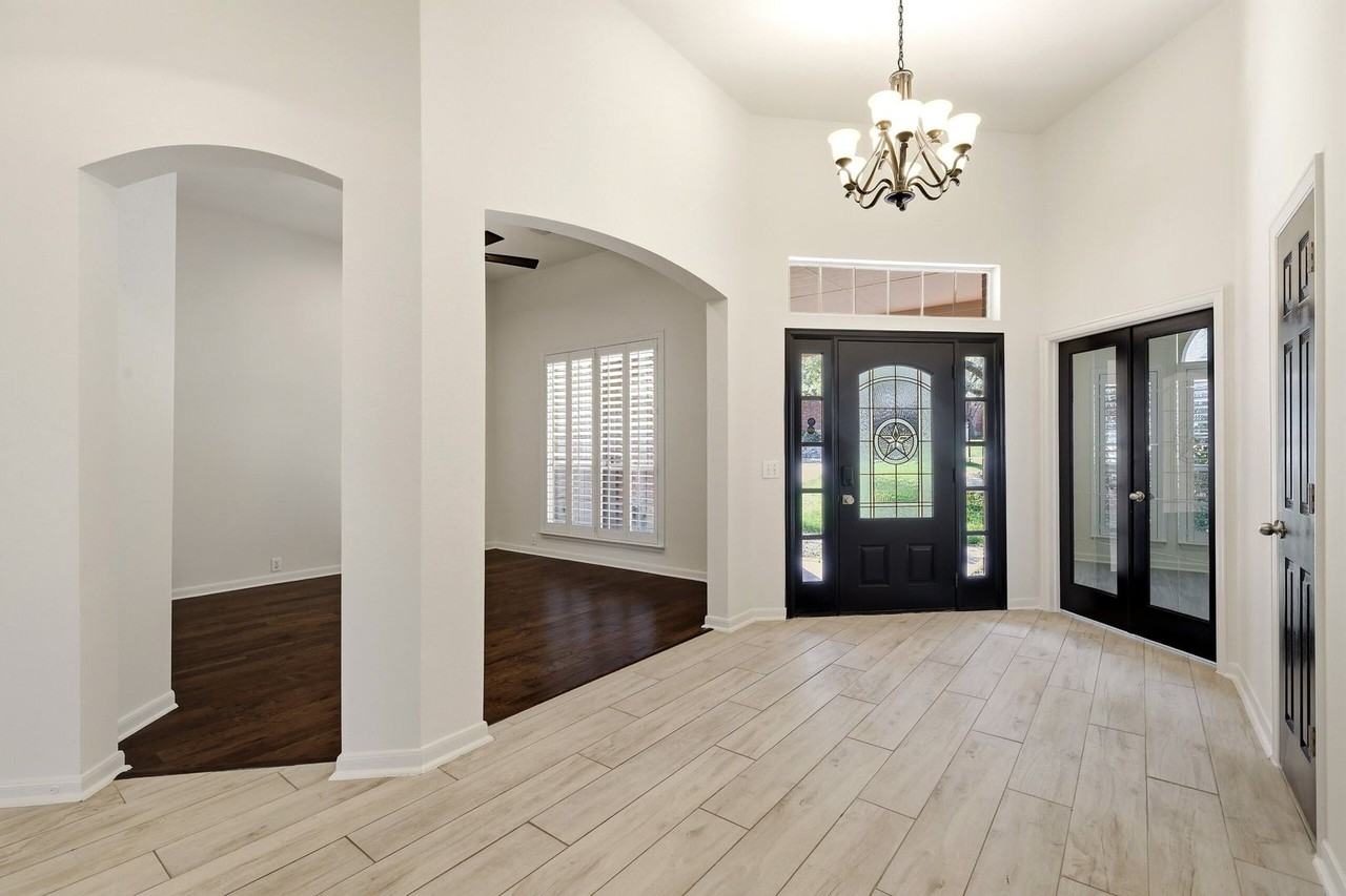 1615 Lookout Pt - Photo 2 of 41