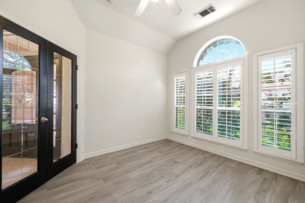 1615 Lookout Pt - Photo 3 of 41