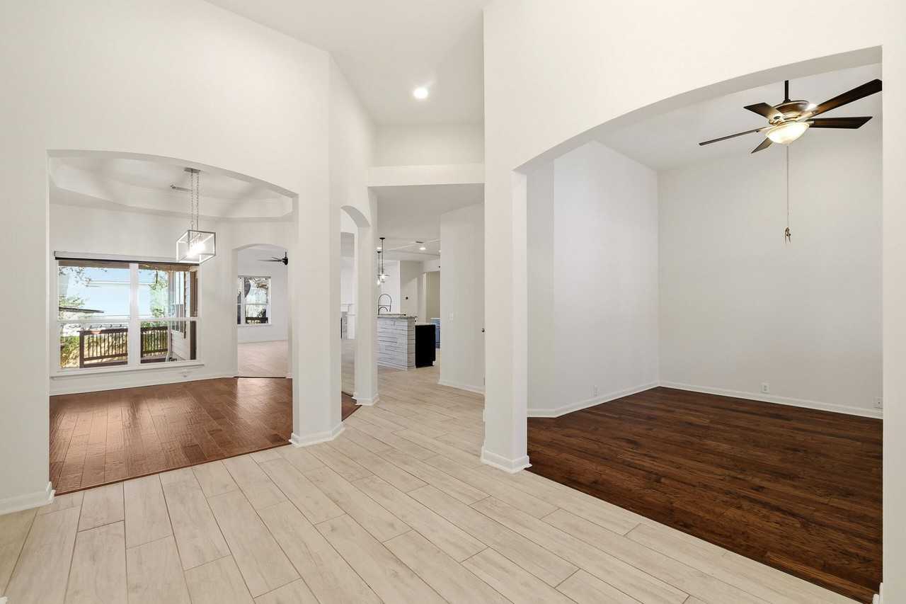 1615 Lookout Pt - Photo 4 of 41