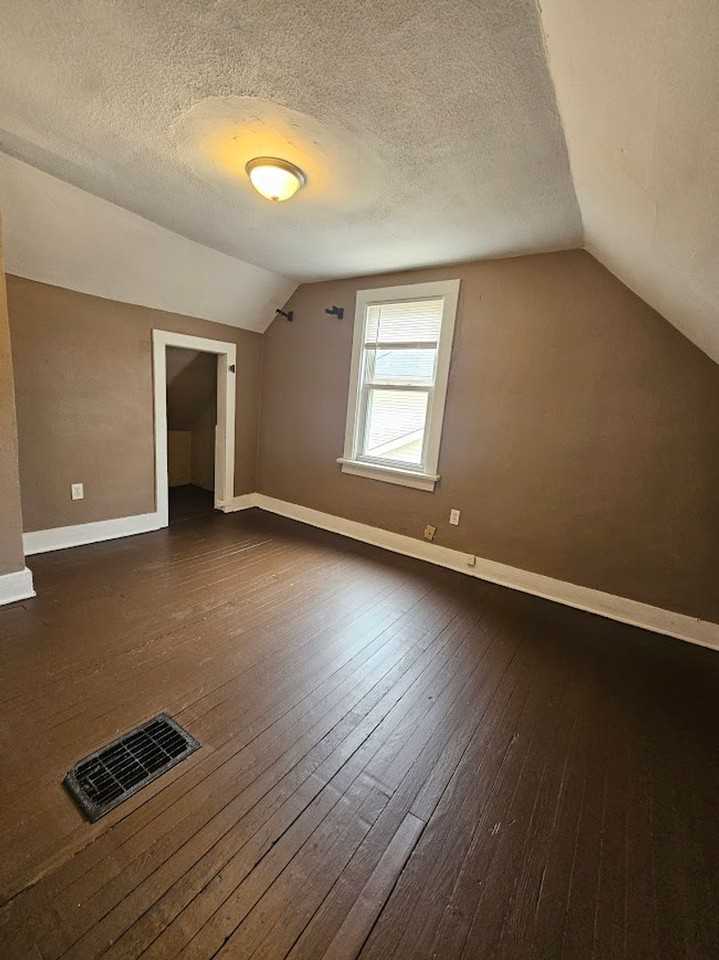 668 Roscoe Ave - Photo 6 of 12