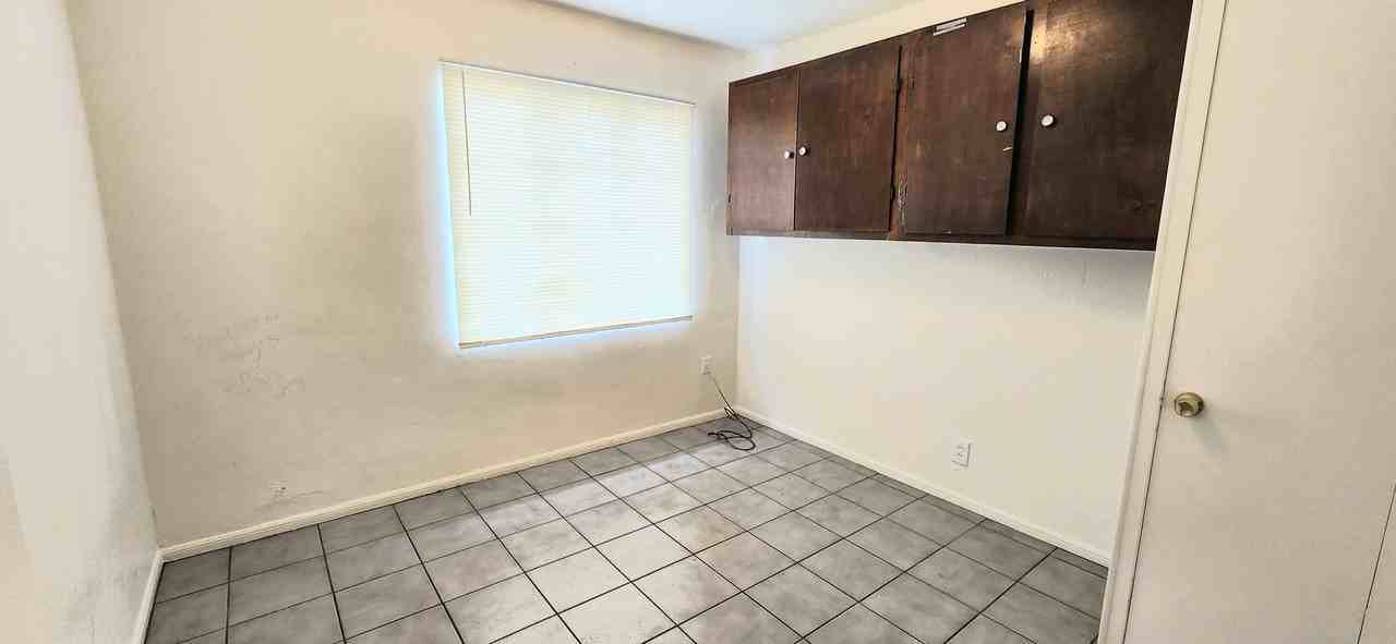 2022 E Ashlan Ave - Photo 4 of 11