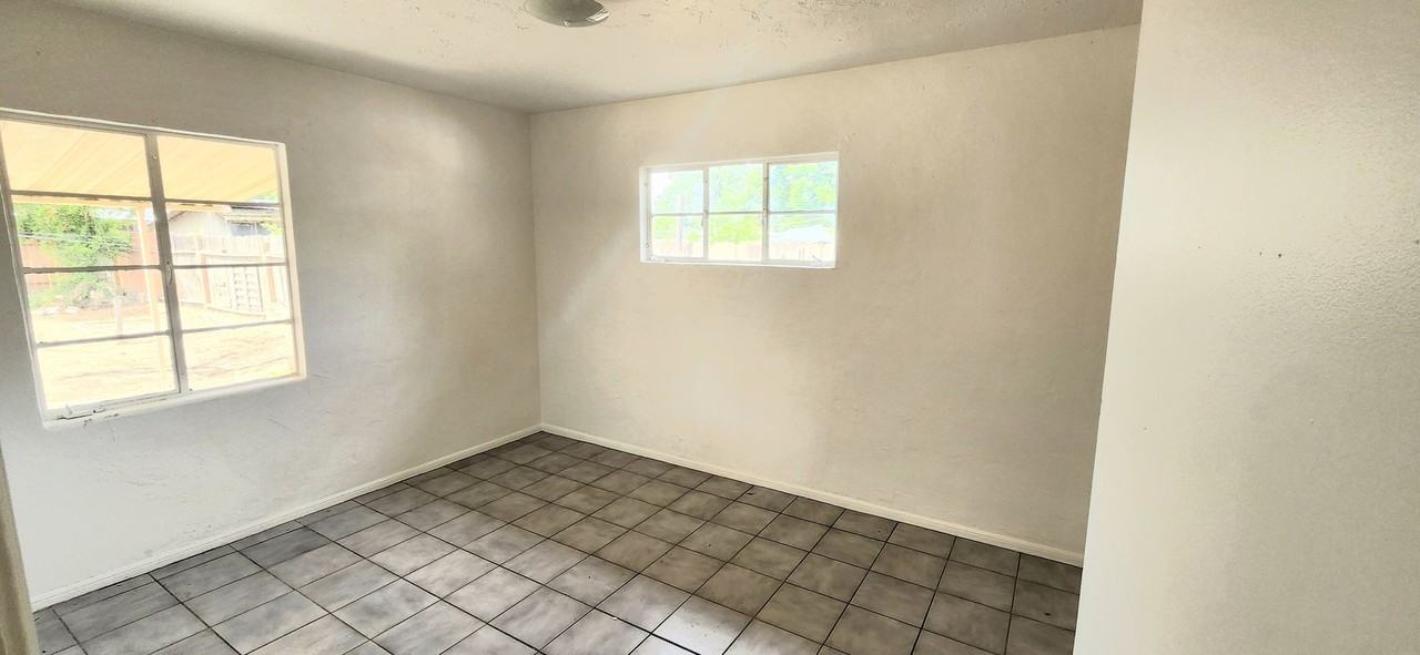 2022 E Ashlan Ave - Photo 5 of 11