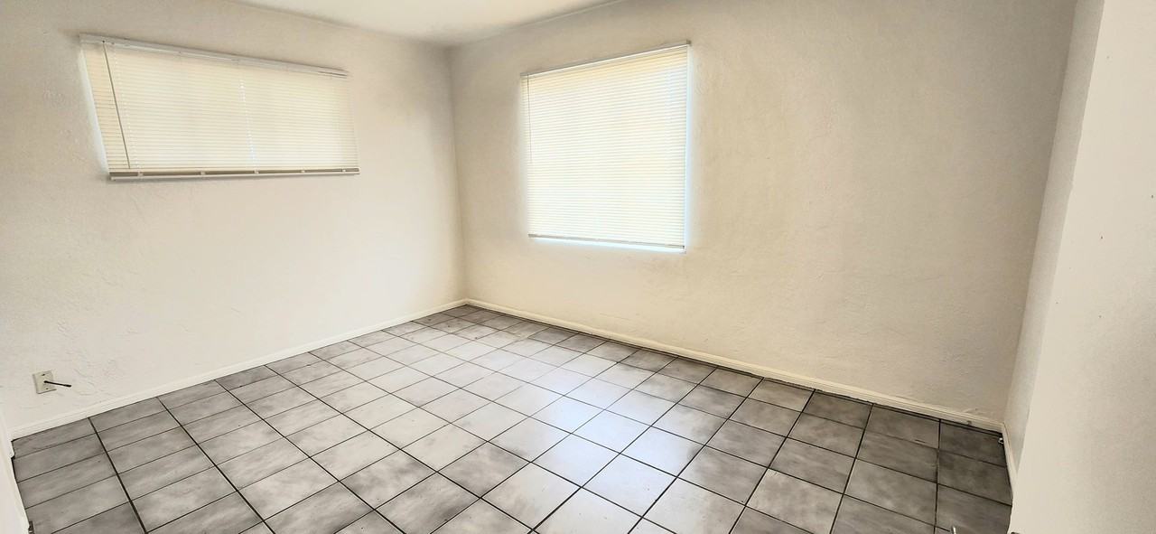 2022 E Ashlan Ave - Photo 6 of 11