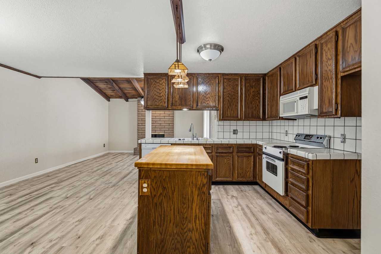 2025 Sweetwater Dr - Photo 4 of 29