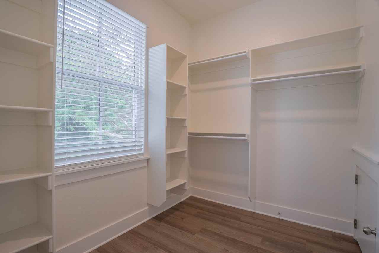 953 S Waxflower Ave - Photo 6 of 24