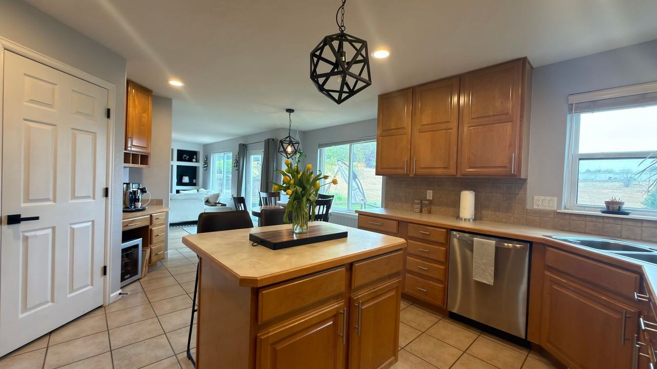 5811 Auburn Dr - Photo 6 of 38
