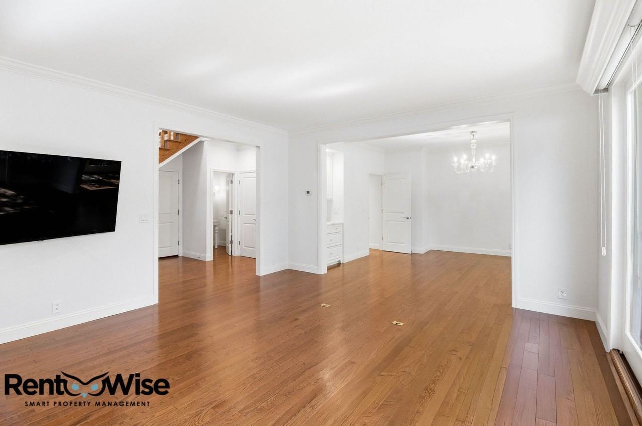 1313 Crane St - Photo 7 of 44