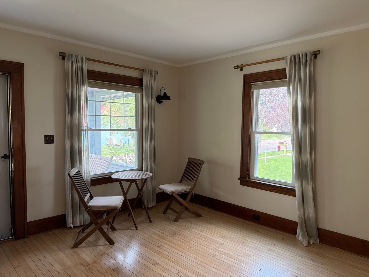 307 E Broadway St - Photo 3 of 42