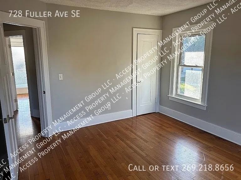 728 Fuller Ave Se - Photo 7 of 26