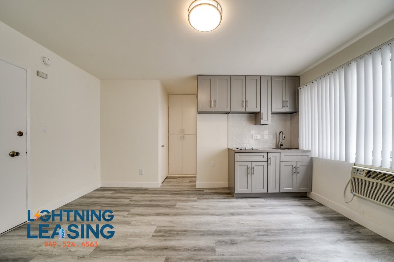 15939 Vanowen St #11B - Photo 6 of 10