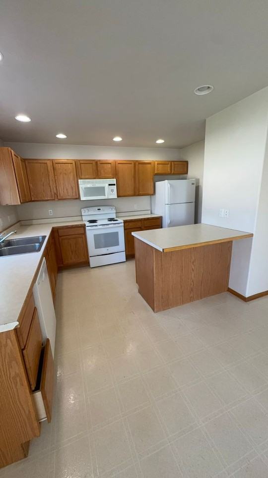 1975 Greatview Dr - Photo 3 of 4