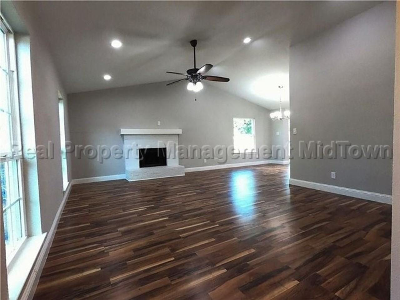 2325 Warwick Ave - Photo 4 of 33