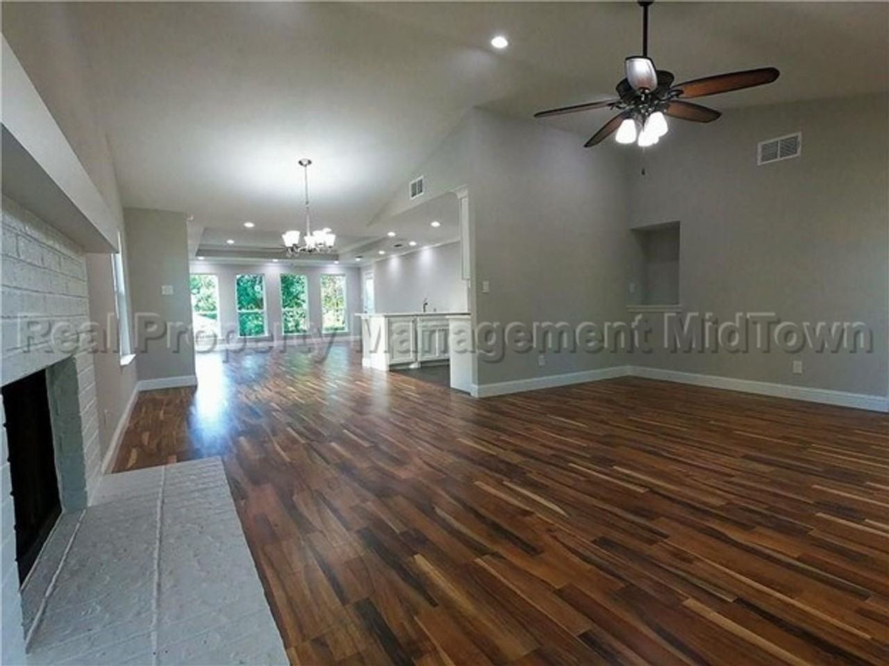 2325 Warwick Ave - Photo 5 of 33