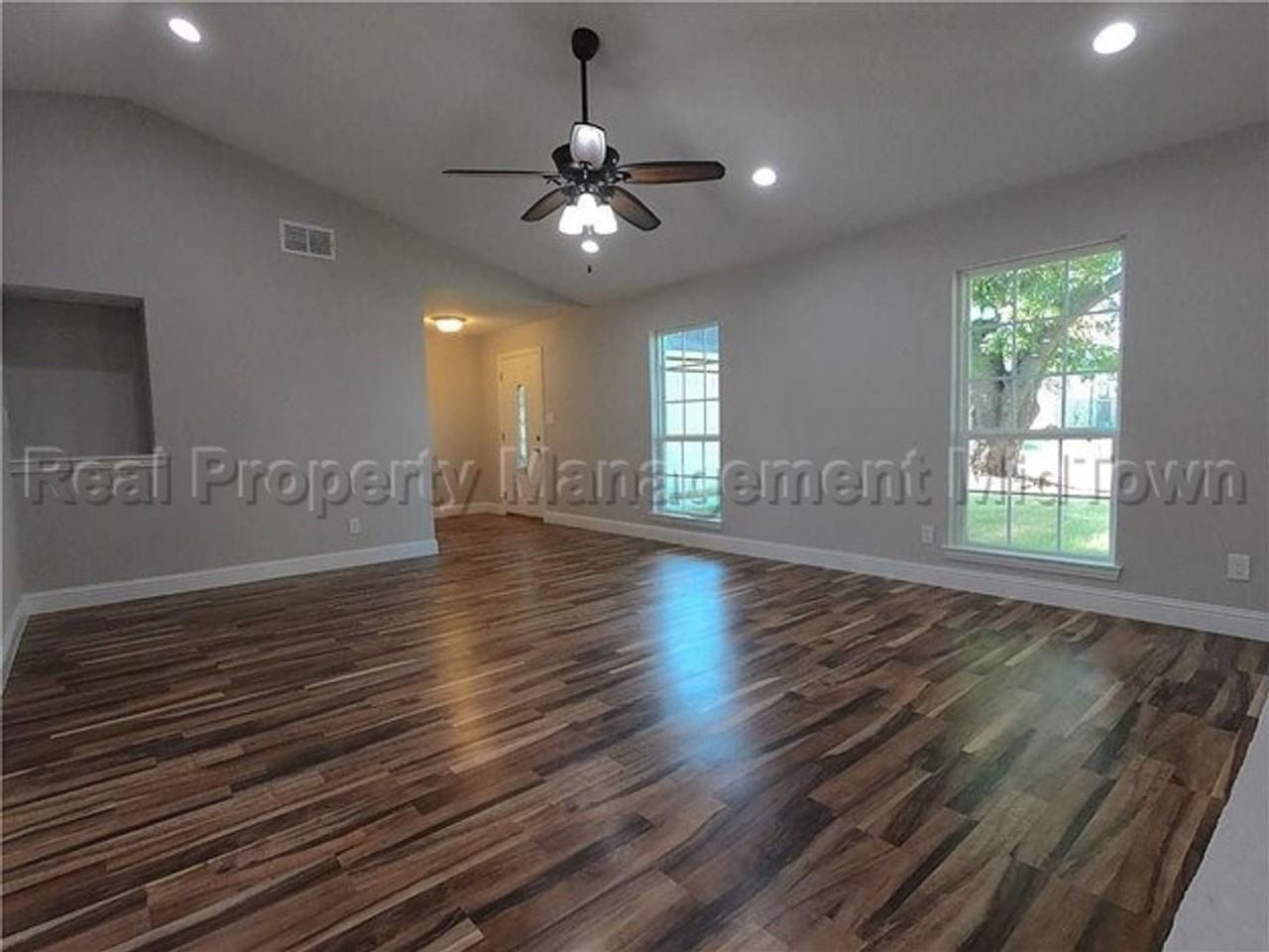 2325 Warwick Ave - Photo 6 of 33
