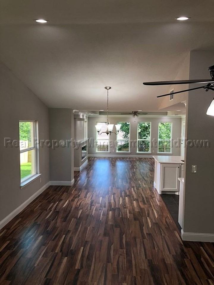 2325 Warwick Ave - Photo 7 of 33