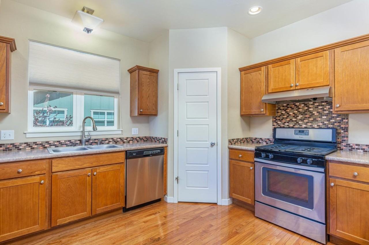 241 Sierra Vista St - Photo 6 of 23
