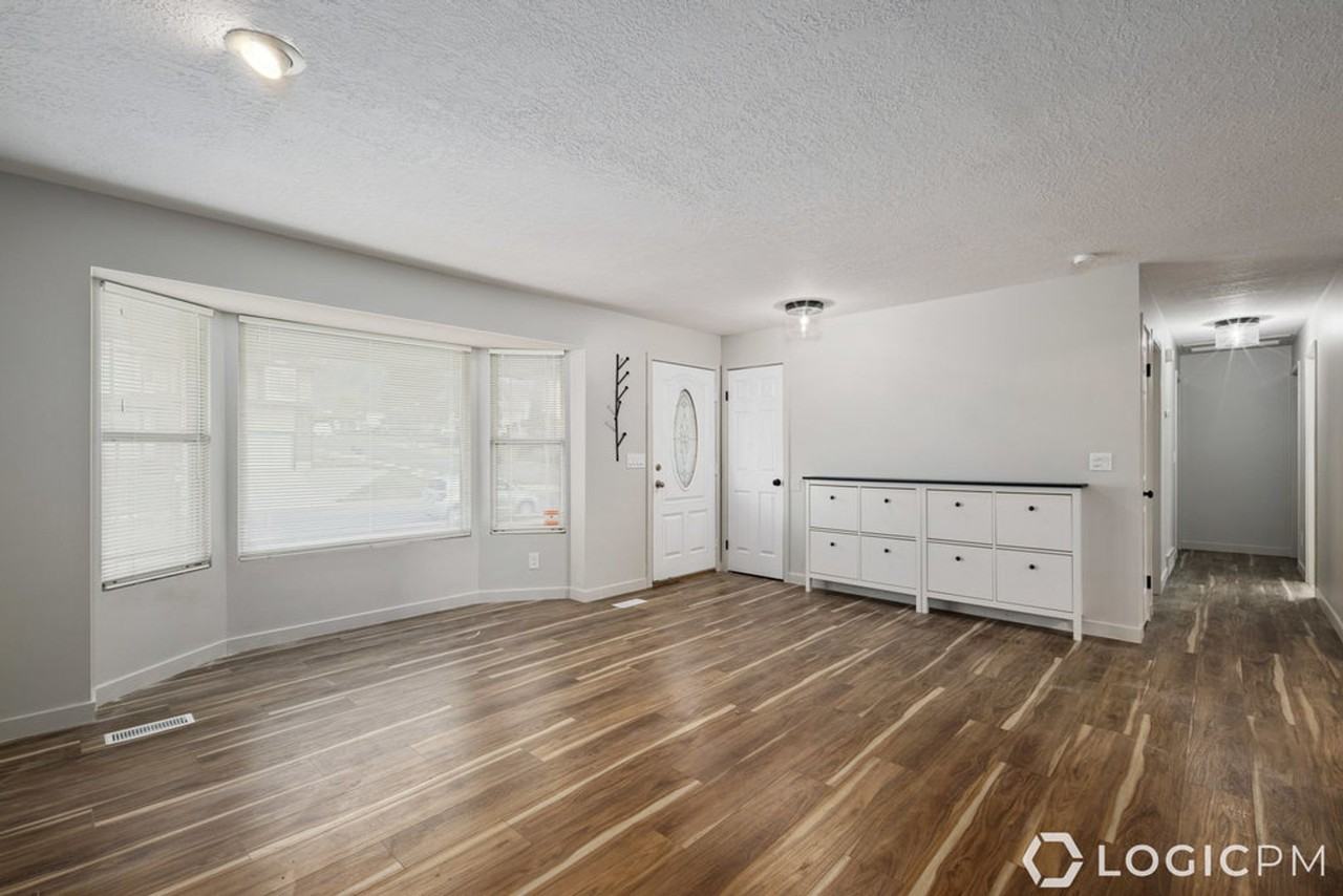 10328 S Countrywood Dr - Photo 4 of 25