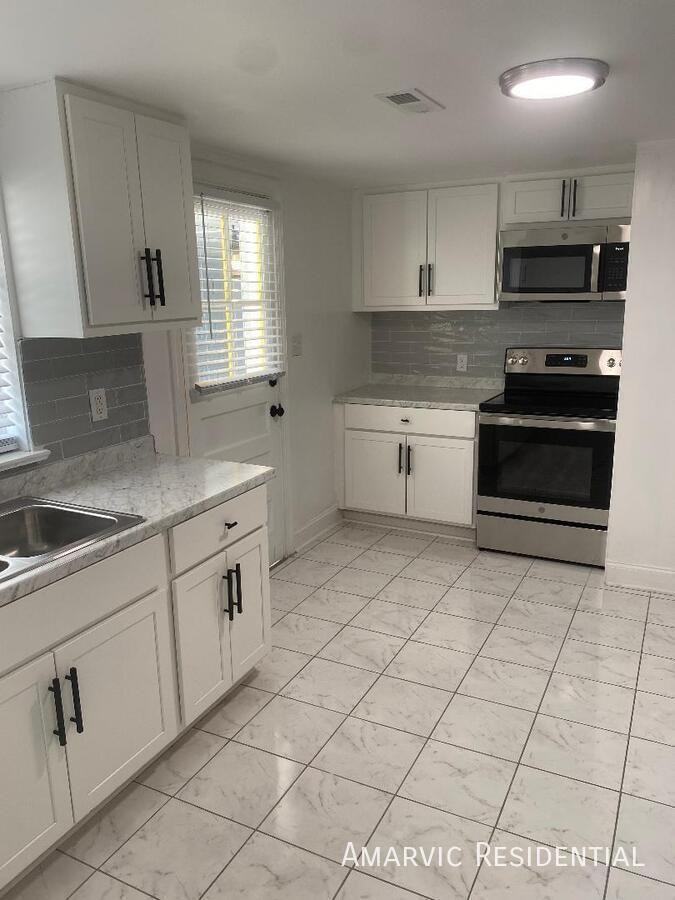 415 Singletary St Se #A - Photo 2 of 10